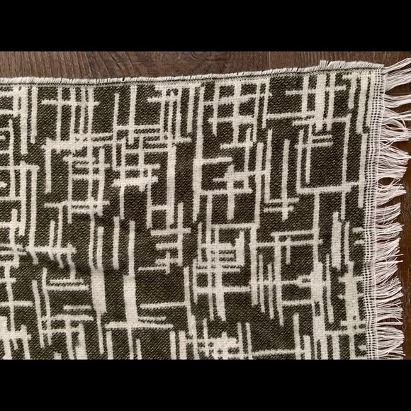 Geometric Patterned Scarf - Picture 4 of 9